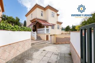 Casa a Lugar del cortijo angustias. Preciosa casa en urbanizacion privada