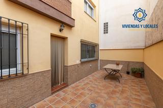 Casa adossada a Calle málaga 23. Espaciosa casa en venta en el padul