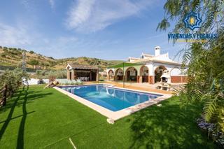 Xalet a Salar. Estupendo chalet con apartamento y piscina en salar