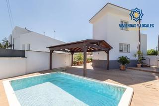 Maison jumelée à Crta. De la Sierra. Gran casa con piscina en huetor vega