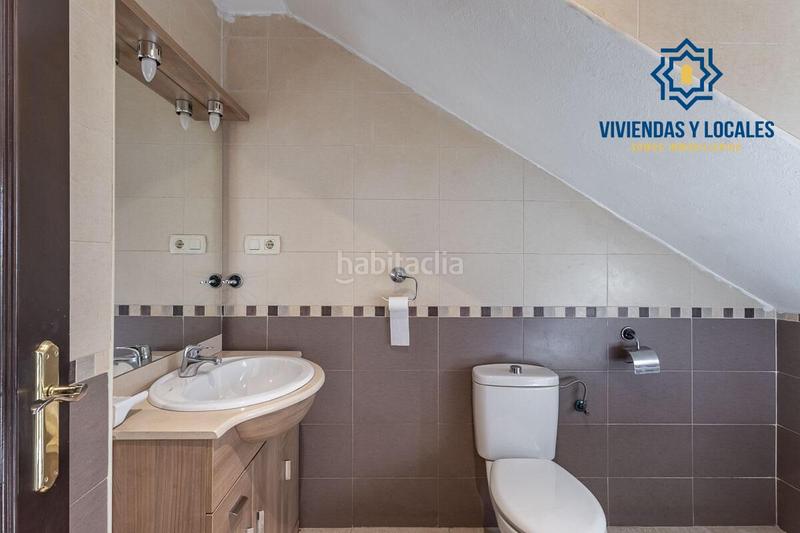 Foto b903cdb5-04b9-4b6e-a431-94129b5e9706. Casa adosada adosado con dos viviendas independientes ideal para vivir o invertir! en Armilla