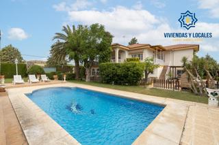 Haus in Avenida del suspiro del moro 151. Chalet con piscina en urbanización suspiro del moro