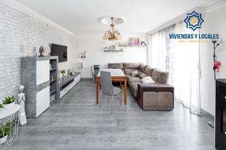 Casa adossada a Residencial Triana - Barrio Alto. Casa adosada reformada en la entrada de las gabias  lista para e