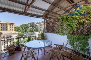Casa adossada a Centro - Sagrario. Vivienda con licencia turística junto al arco de elvira