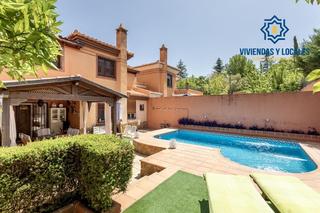 Maison jumelée à La Zubia Ciudad. Preciosa casa en la zubia