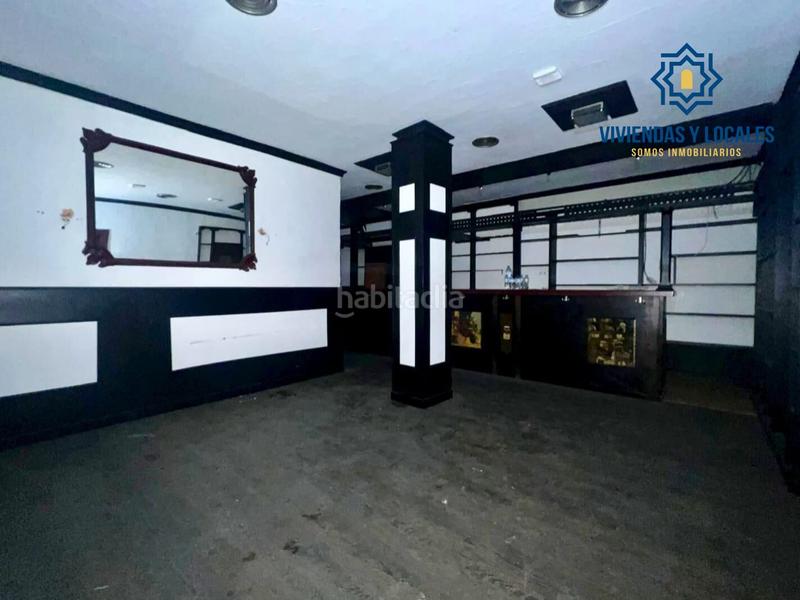 Foto 925a7135-29c3-45a7-a25a-ba3007eae250. Alquiler local comercial local disponible con licencia de hostelería junto a puentezuelas en Granada