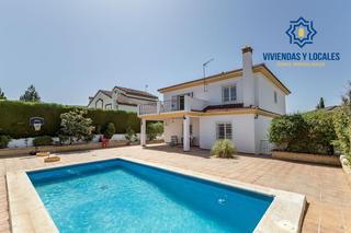 Casa a Peligros. Chalet independiente con piscina en la prestigiosa urbanización