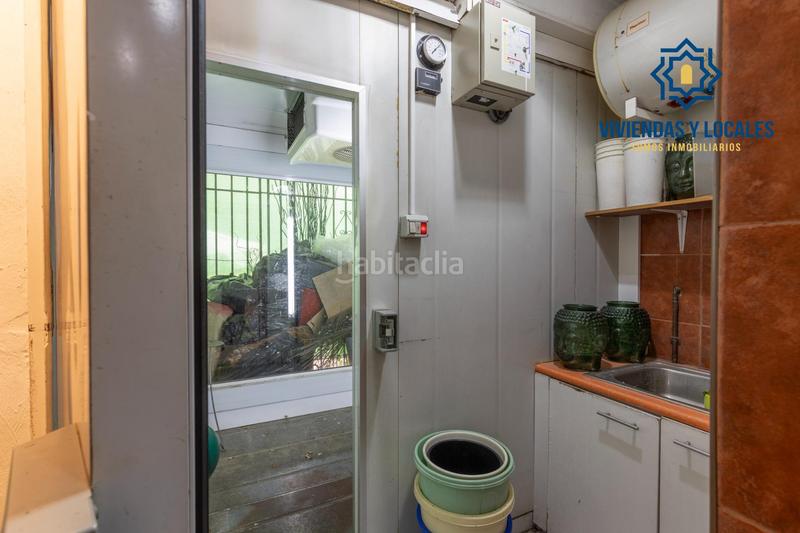 Foto 49b4deb1-cc3d-42a8-9e5e-fdd0bf8dfc9a. Piso en calle arzobispo guerrero 14 piso haciendo esquina en la calle comercial del barrio de la chana en Granada