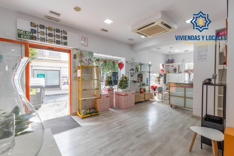 Foto d5ce6f49-446e-4bd8-a2e4-47f4767831db. Piso en calle arzobispo guerrero 14 piso haciendo esquina en la calle comercial del barrio de la chana en Granada