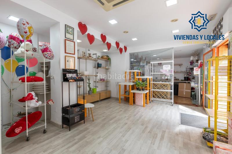 Foto fc57c84e-e07b-4d63-bd50-d0ff5cc9f8dd. Piso en calle arzobispo guerrero 14 piso haciendo esquina en la calle comercial del barrio de la chana en Granada