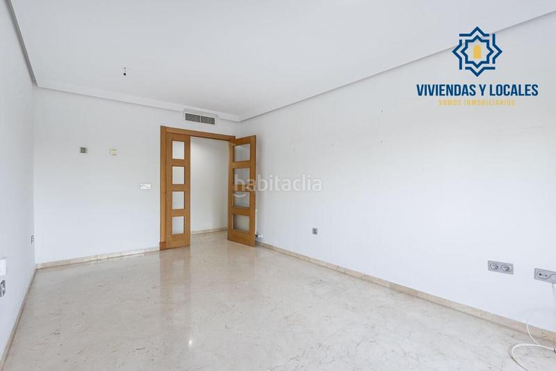 Foto 526bef96-eb6c-4001-9c9b-3ce3e0a7373c. Piso  de dos dormitorios junto a parque almunia con piscina comunitaria en Granada