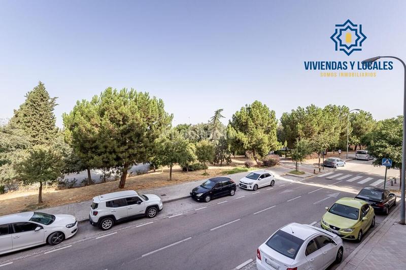 Foto fa0e65f4-1fe0-4b20-9adc-c61d2b1cda2b. Piso  de dos dormitorios junto a parque almunia con piscina comunitaria en Granada