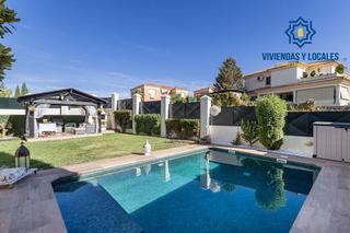 Chalet  Calle mar del coral 24. Cortijo del aire, albolote  chalet pareado de esquina con jardín