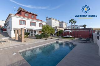 Xalet a Urbanizaciones. Exclusiva villa con energía solar, apartamentos turísticos y pis