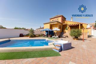 Xalet a Albolote. Chalet exclusivo con piscina y jardín en urbanización pretel en