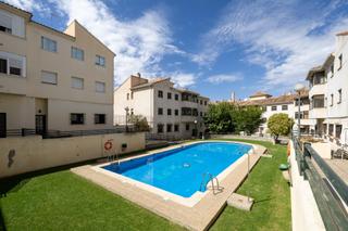 Pis  Calle real de los neveros. Piso de 4 dormitorios y 2 baños en residencial con piscina. bola