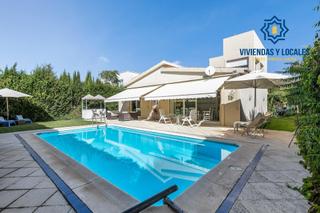 Chalet in Residencial Triana - Barrio Alto. Chalet con parcela y piscina en urbanización los chopos.