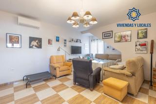 Maison à Las Tres Cruces. Casa en armilla con terraza, patio y amplia cochera
