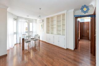 Appartement à Las flores 10. Piso en venta en calle arabial, centro  granada