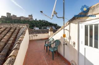 Casa a Barrio de Albaicín. Interesante casa en el albaycín con dos dúplex habitados y vista