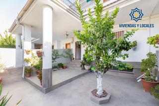 Casa a schiera in Atarfe. Amplia casa con terraza y patios en el centro de atarfe