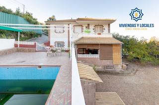 Chalet  Calle extrarradio. Chalet con piscina y dos apartamentos en cogollos vega granada