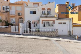 Casa adossada  Avenida de la libertad 6. Preciosa casa con 4 dormitorios y torreóndespacho y cochera en z
