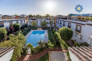 Casa a schiera  Calle cristóbal de morales 119. Magnífica casa adosada en zona estación de autobuses con piscina