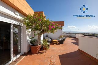 Ático en La Cruz. Descubre este exclusivo ático reformado con terraza de ensueño.