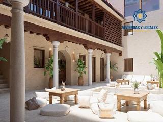 Edifici  De la botica. Edificio histórico junto a plaza larga, en el corazón del albaic