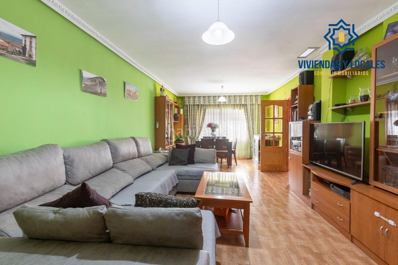 Foto d9a1f75d-746d-48ba-8107-cbc35a654efd. Casa aparellada a calle de goya 6 a Poniente Armilla