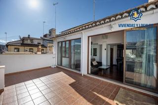 Pis a Calle san pedro mártir 8. Vive la experiencia de un ático premium en el corazón de granada