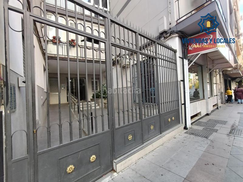 Foto c19b0163-372b-4c9f-bdb1-c92497180100. Alquiler local comercial disponible local con gran visibilidad en Granada