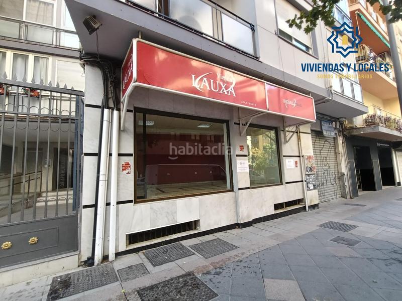 Foto c86b54fe-7f96-40c1-8727-a96bb38d1736. Alquiler local comercial disponible local con gran visibilidad en Granada
