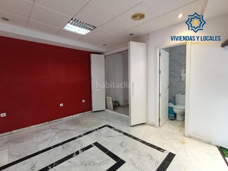 Foto cd396d9b-c4bf-4d16-97de-42668ba10695. Alquiler local comercial disponible local con gran visibilidad en Granada