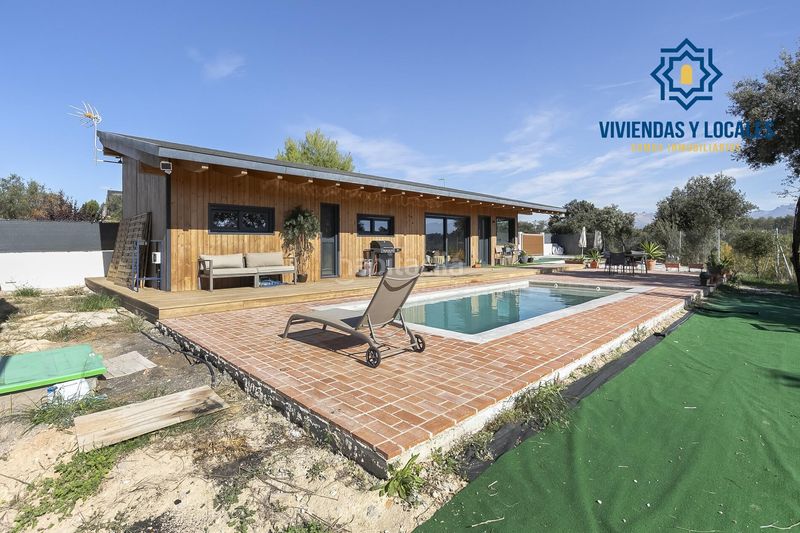 Foto a8beabd2-a6c0-4613-ac69-375e471e74d2. Casa adossada amb piscina a Atarfe