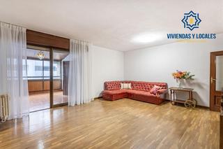 Flat in San Ildefonso. Gran piso en avenida de madrid