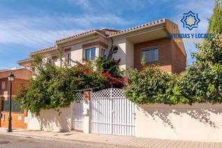 Maison jumelée à Huétor Vega. Casa pareada con piscina propia en los rebites, huétor vega
