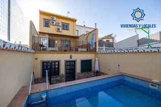 Maison jumelée à Pulianas. Adosado con piscina, en la mejor zona de pulianas