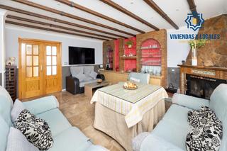 Casa adosada en Jun. Excelente casa adosada en jun con 5 dormitorios y 3 baños