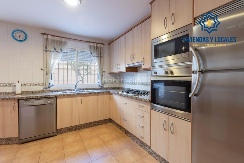 Foto c8f5c750-f259-4189-a708-b30be33bdeb7. Casa adossada amb aparcament a Maracena