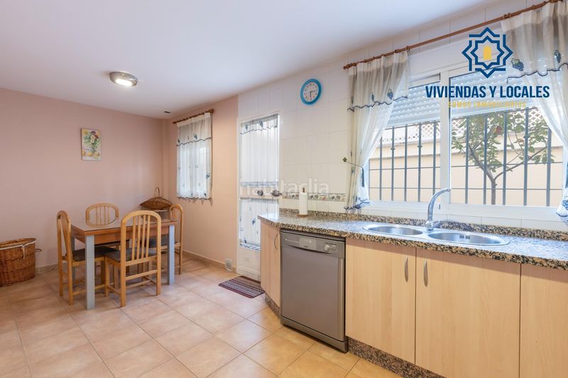 Foto ec16a101-d17d-423e-9b2f-dada473eb000. Casa adossada amb aparcament a Maracena