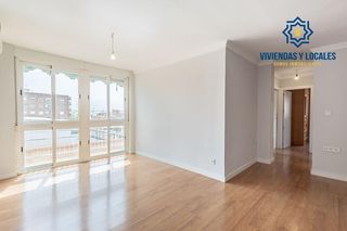 Pis a Avenida de barcelona 20. Vistas despejadas a sierra nevada, mucha luz y ubicación top en