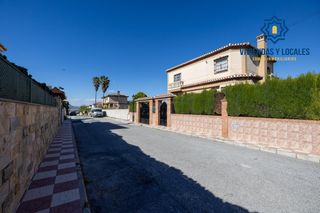 Chalet en Cúllar Vega. Chalet en ventorillo, cullar. parcela con piscina. dormitorio en