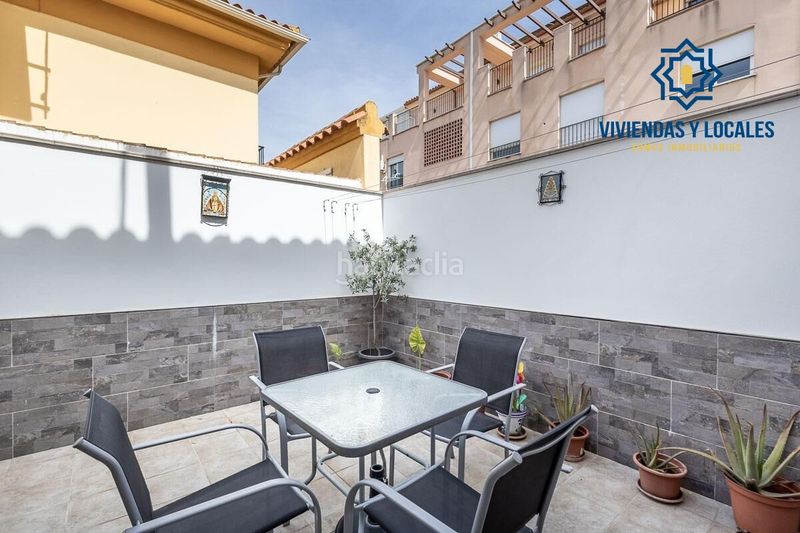 Foto cd842ba8-1c1e-418f-809c-9ab5a582a2cb. Casa aparellada amb aparcament a Atarfe