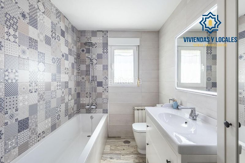 Foto e22589db-5492-44be-b7e7-d28d3deb4f61. Casa aparellada amb aparcament a Atarfe