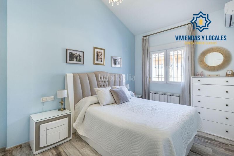 Foto e5d8a89f-cf2a-4622-95db-f488c6474288. Casa aparellada amb aparcament a Atarfe