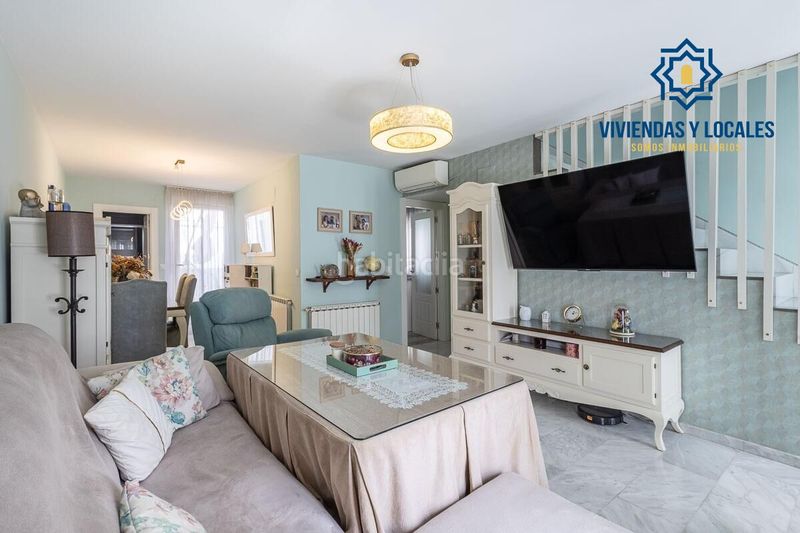 Foto f7378751-1ea1-4319-af28-3d3dd67e8aa0. Casa aparellada amb aparcament a Atarfe