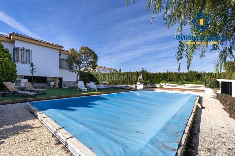 Foto 4d965db6-76ef-4797-9cf3-722db37d370e. Chalet estupendo chalet en urbanización los alixares de otura en Villa de Otura