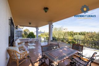 Chalet  Calle lindaraja. Estupendo chalet en urbanización los alixares de otura